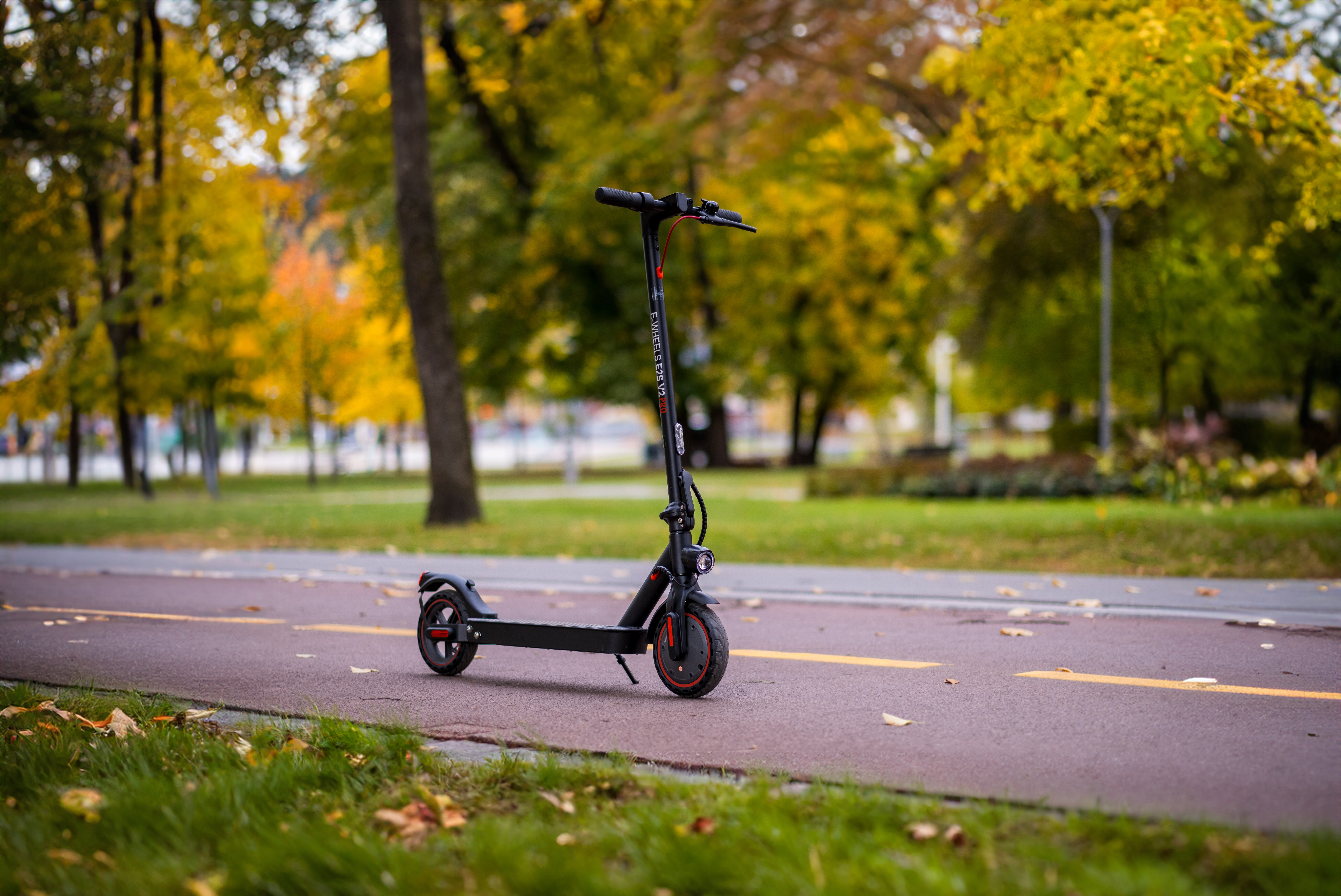 E-Wheels E2S V2 Pro Long Range el-sparkesykkel i svart, bildet er tatt utendørs.jpg