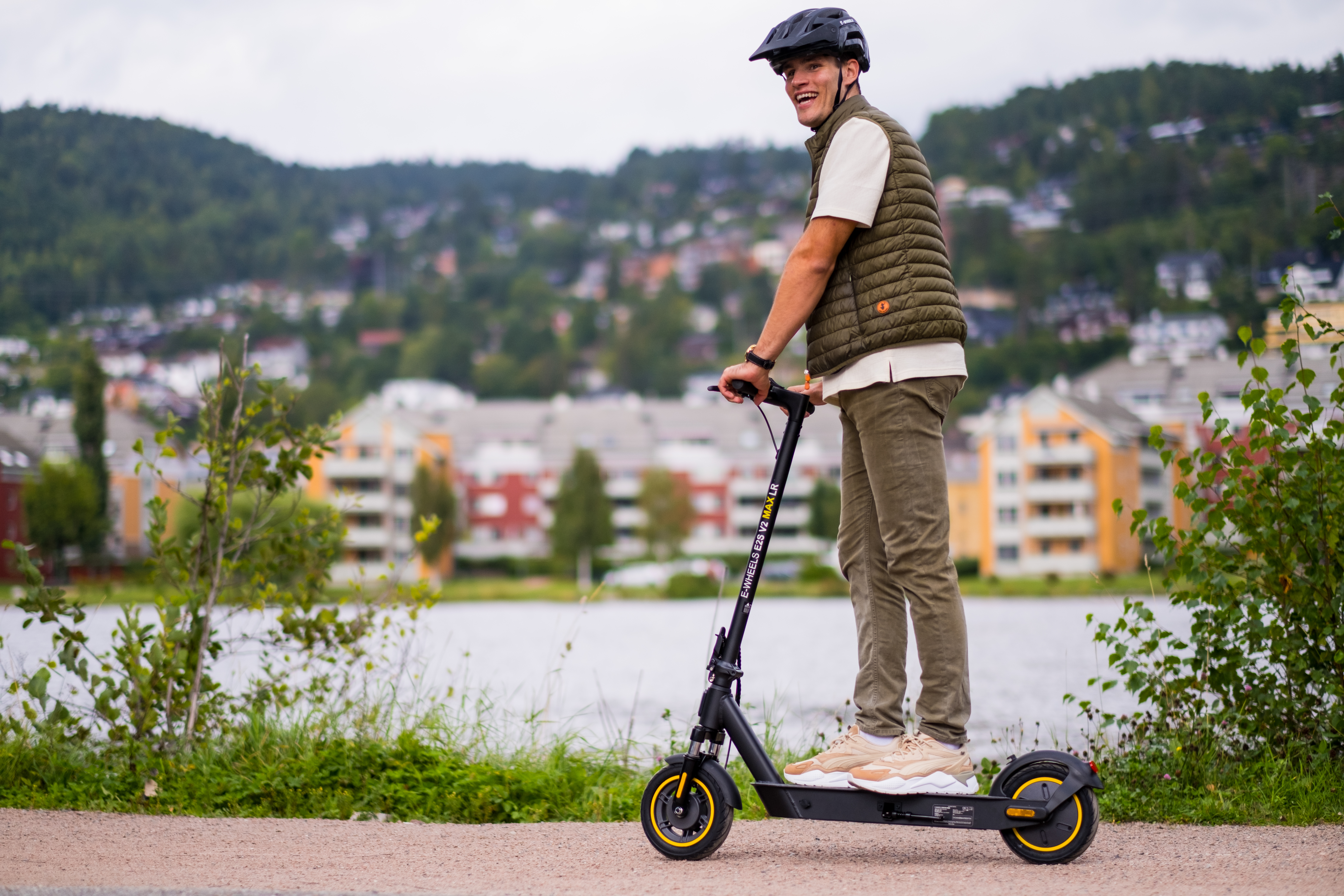 E-Wheels E2S V2 Max Long Range elsparkesykkel i svart.jpg