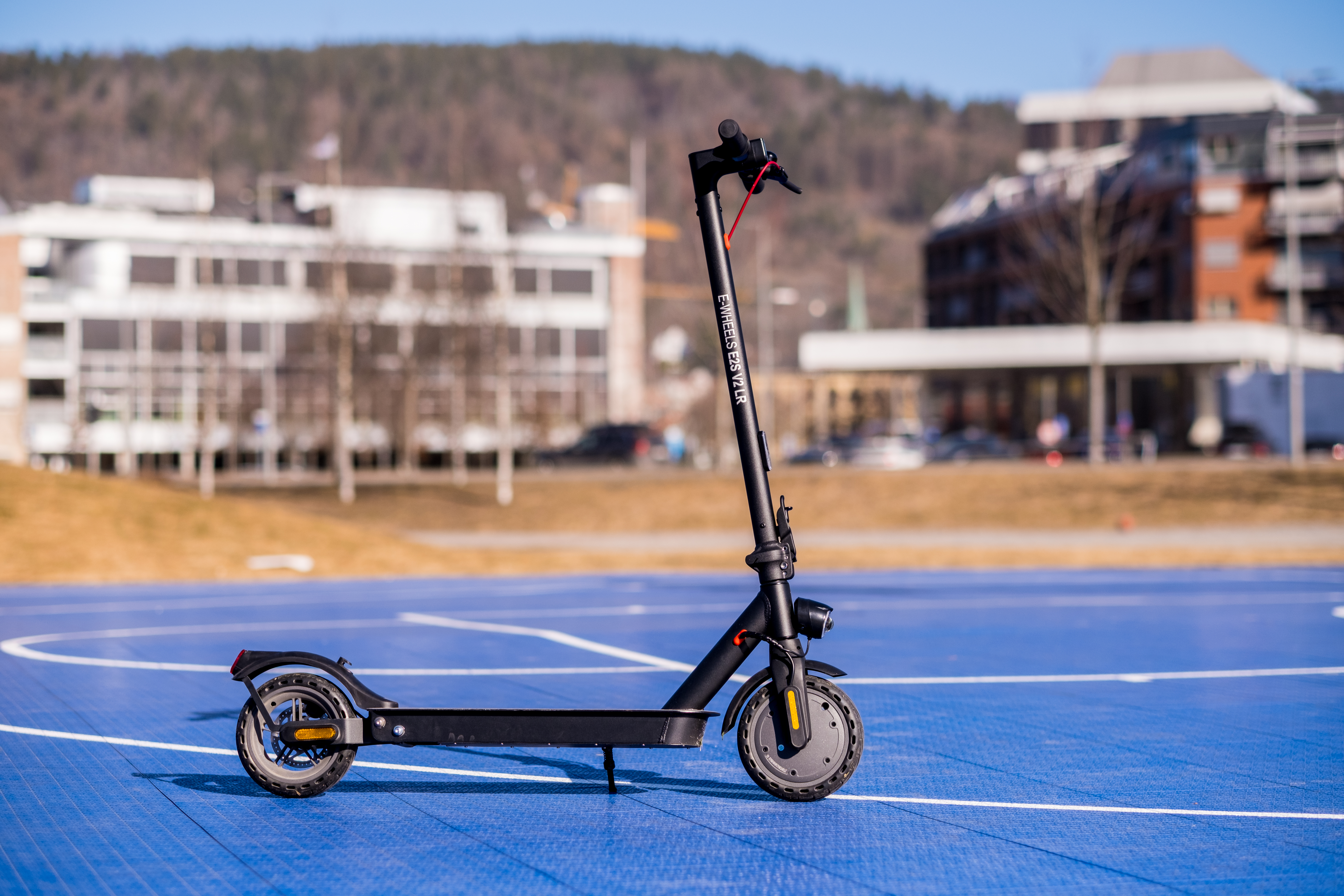 E-Wheels E2S V2 Long Range el-sparkesykkel i svart, bildet er tatt utendørs.jpg